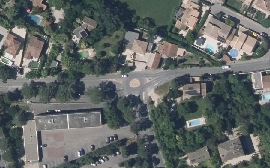 Vue aérienne du Rond-point anonyme n°83913646