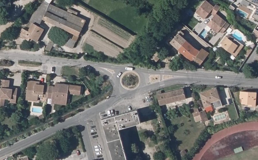 Vue aérienne du Rond-point anonyme n°83913648