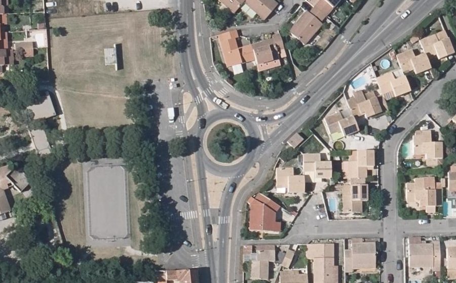 Vue aérienne du Rond-point anonyme n°83913649
