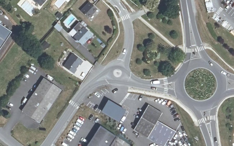 Vue aérienne du Rond-point anonyme n°83919302