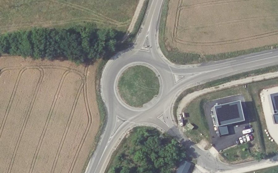 Vue aérienne du Rond-point anonyme n°839302277