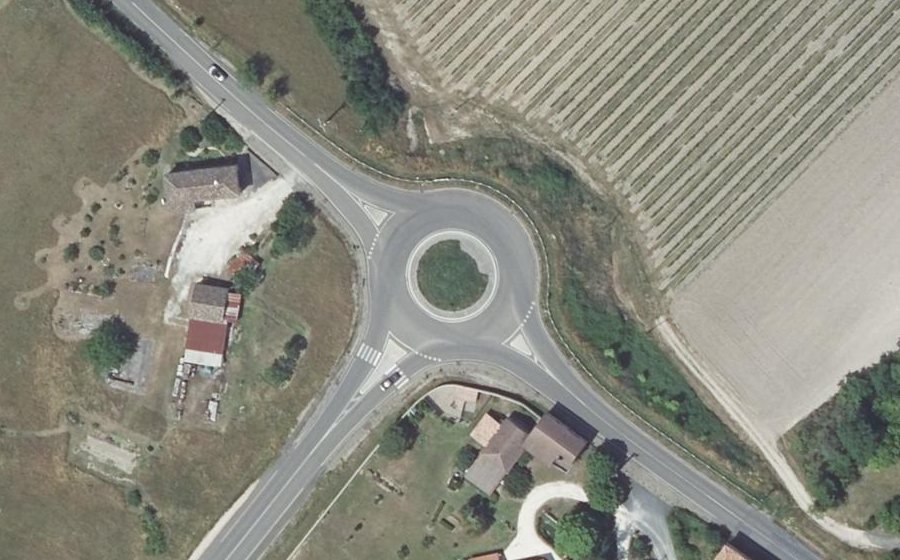 Vue aérienne du Rond-point anonyme n°839302290