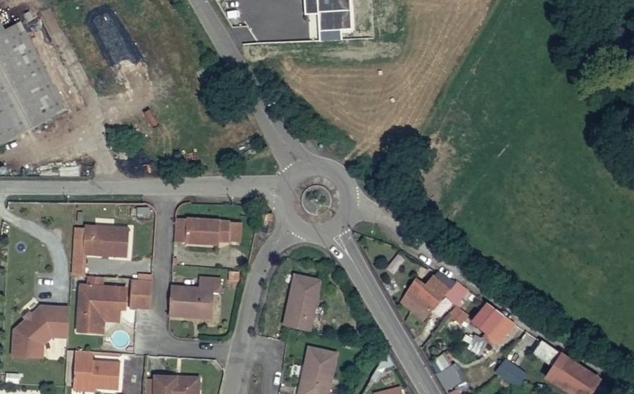 Vue aérienne du Rond-point anonyme n°83934019