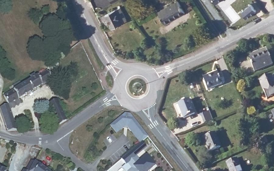 Vue aérienne du Rond-point anonyme n°83936445