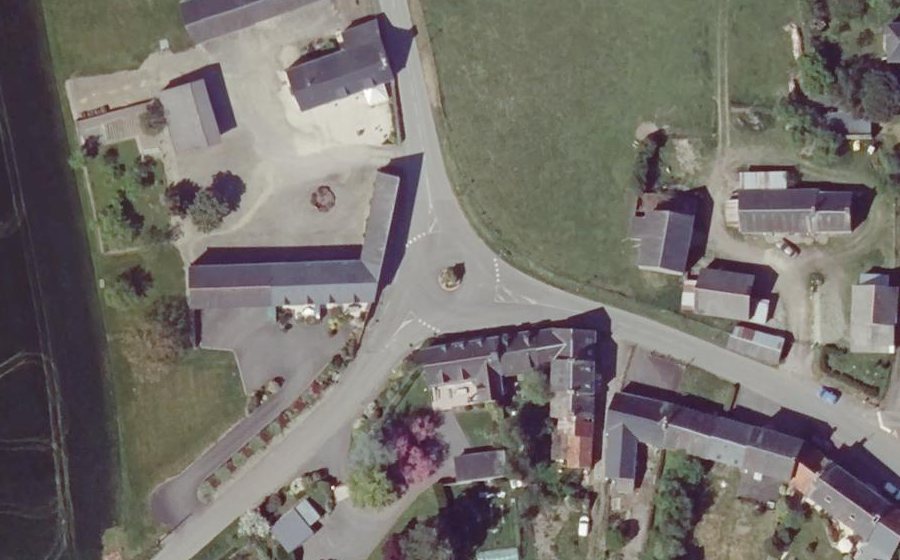 Vue aérienne du Rond-point anonyme n°839581555