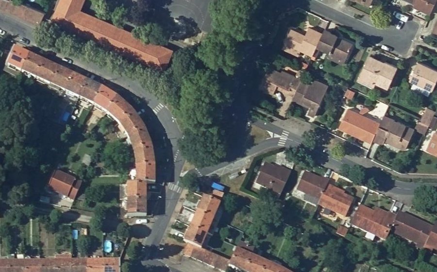 Vue aérienne du Rond-point anonyme n°839719173