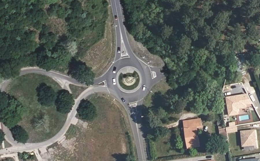 Vue aérienne du Rond-point anonyme n°840231093