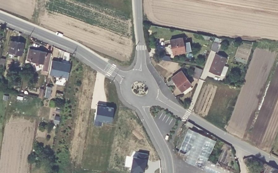 Vue aérienne du Rond-point anonyme n°840279427