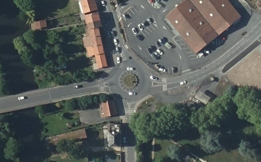 Vue aérienne du Rond-point anonyme n°84069220