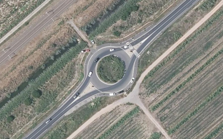 Vue aérienne du Rond-point anonyme n°84084551