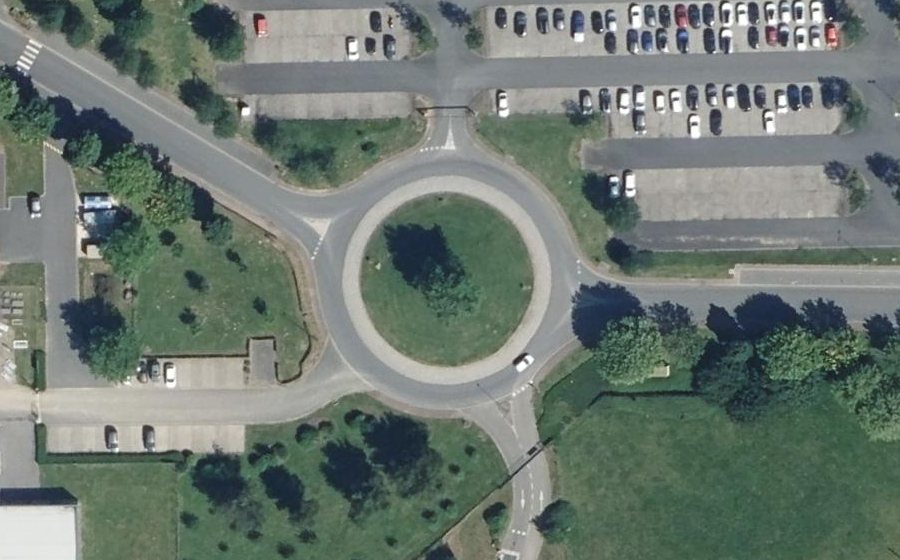 Vue aérienne du Rond-point anonyme n°84123721