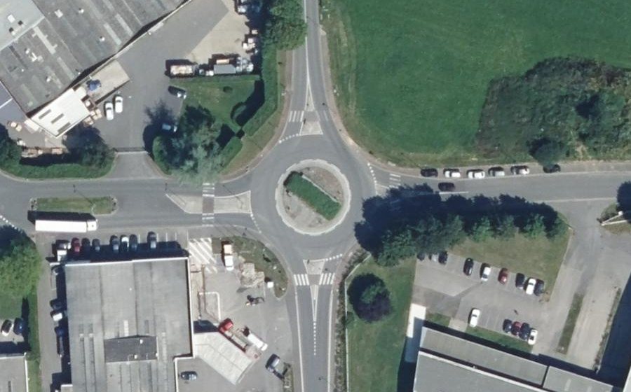 Vue aérienne du Rond-point anonyme n°84123743