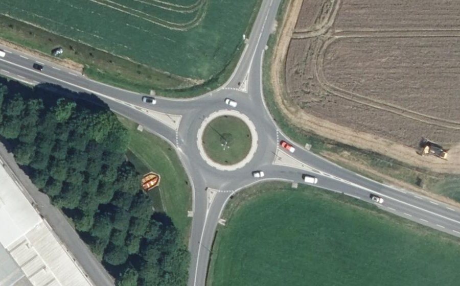 Vue aérienne du Rond-point anonyme n°84123764
