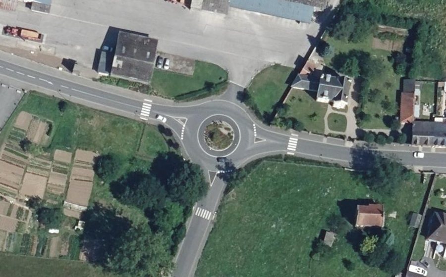 Vue aérienne du Rond-point anonyme n°84126280