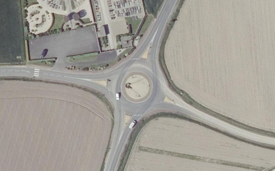 Vue aérienne du Rond-point anonyme n°84131929