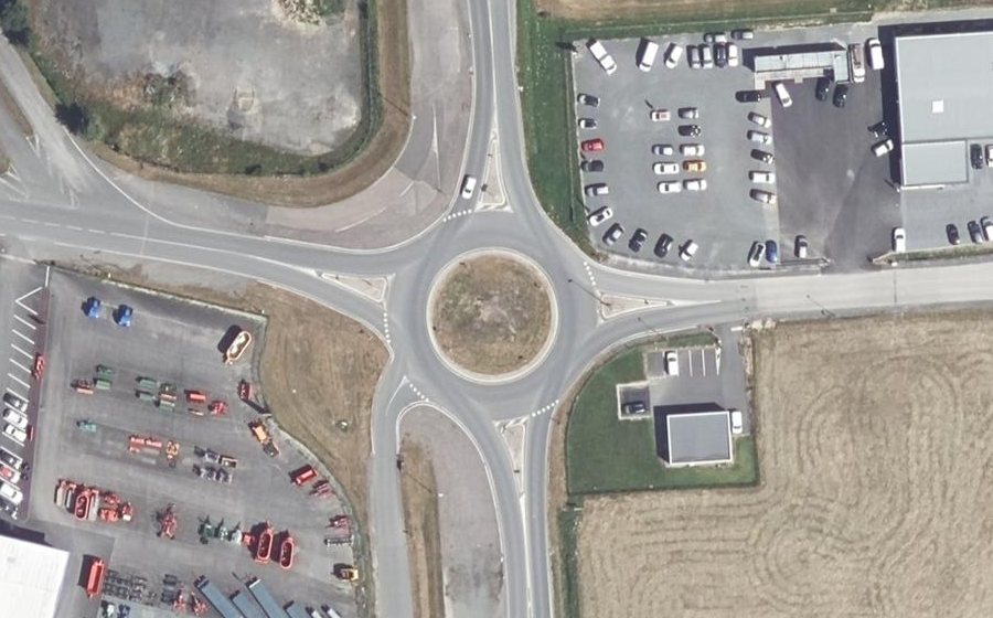Vue aérienne du Rond-point anonyme n°841480421