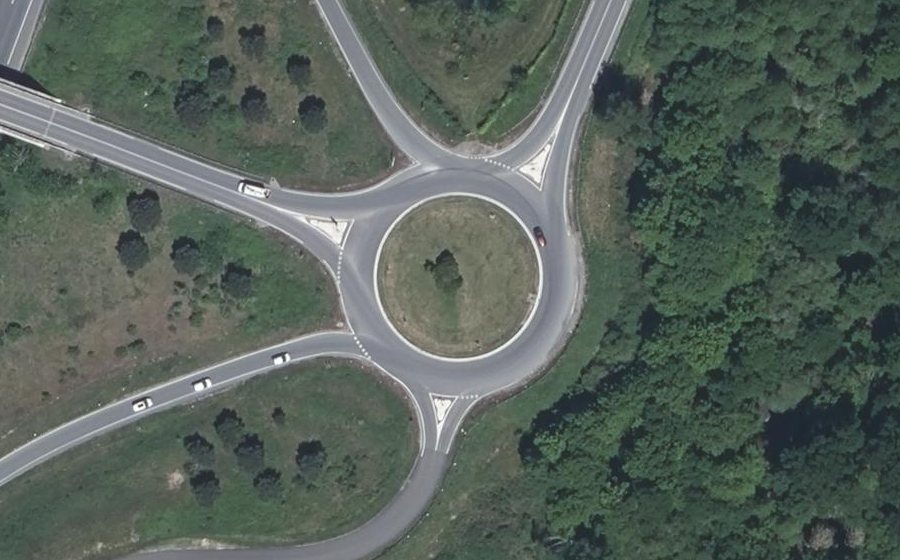 Vue aérienne du Rond-point anonyme n°84157593