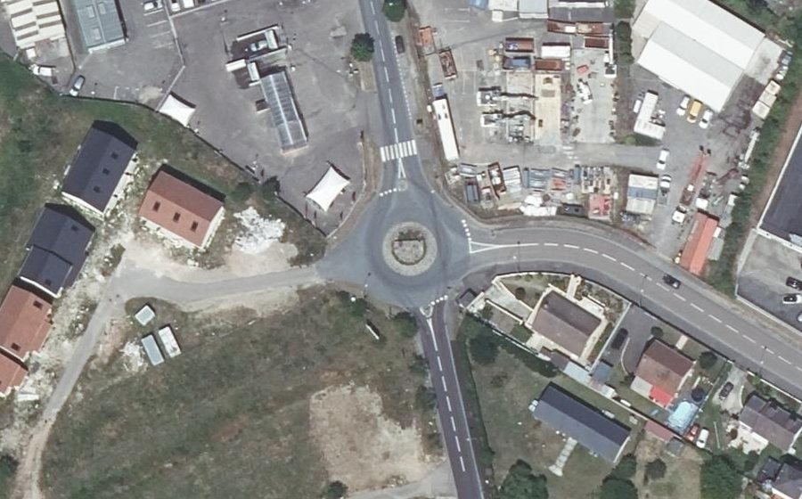 Vue aérienne du Rond-point anonyme n°84161778