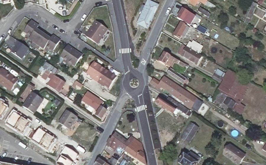 Vue aérienne du Rond-point anonyme n°84161779