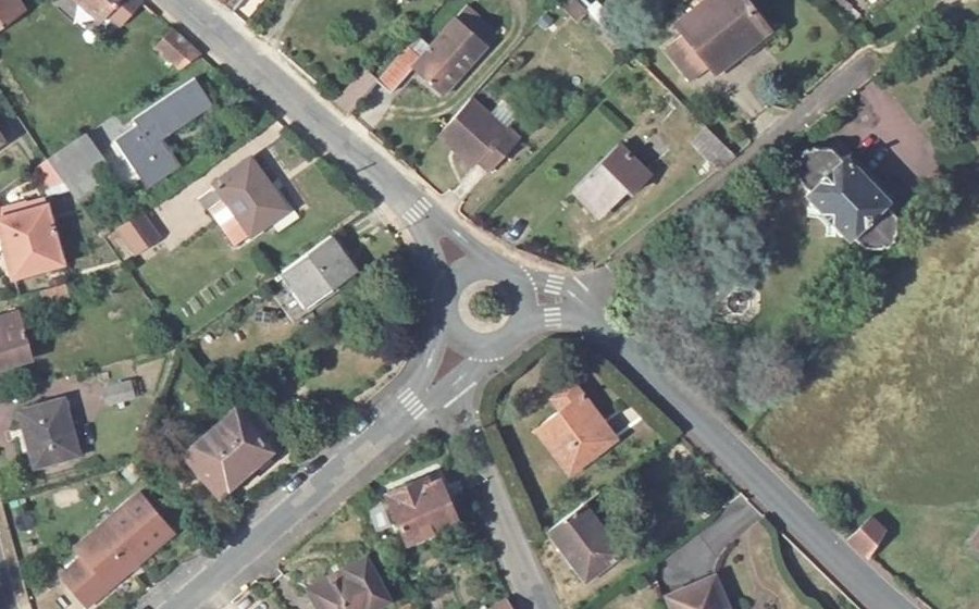 Vue aérienne du Rond-point anonyme n°84170756