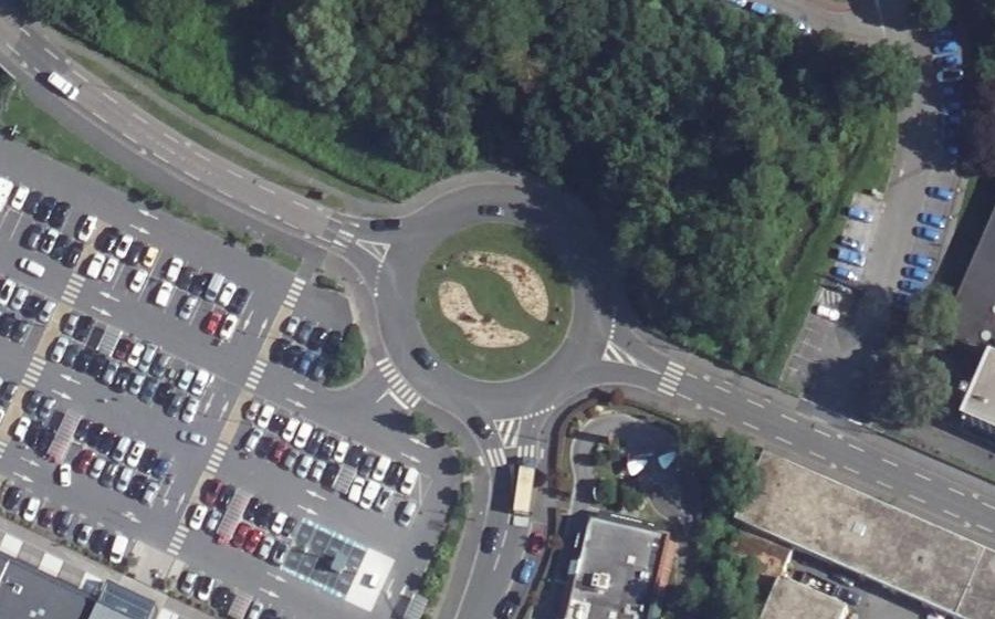 Vue aérienne du Rond-point anonyme n°841888839