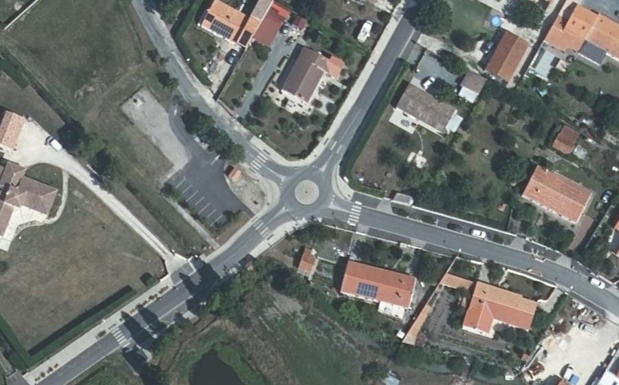 Vue aérienne du Rond-point anonyme n°842064680