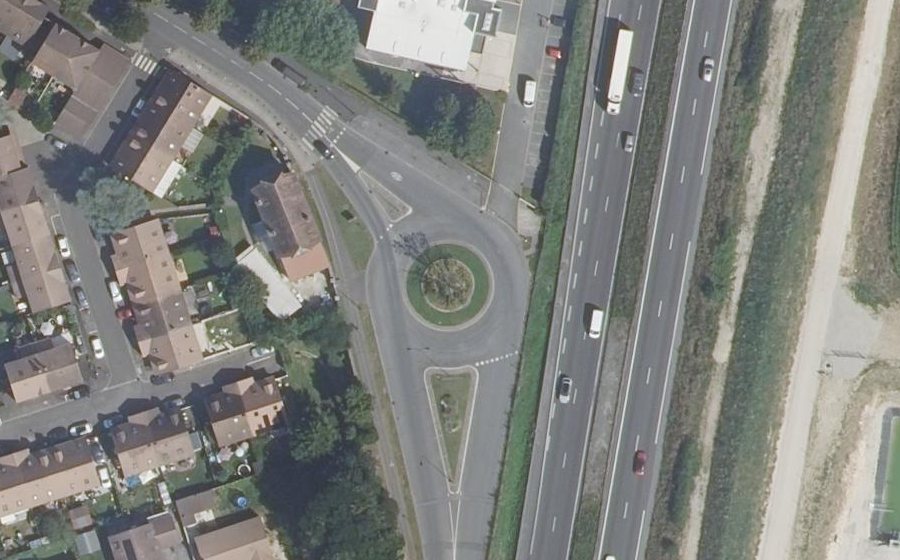 Vue aérienne du Rond-point anonyme n°84224988