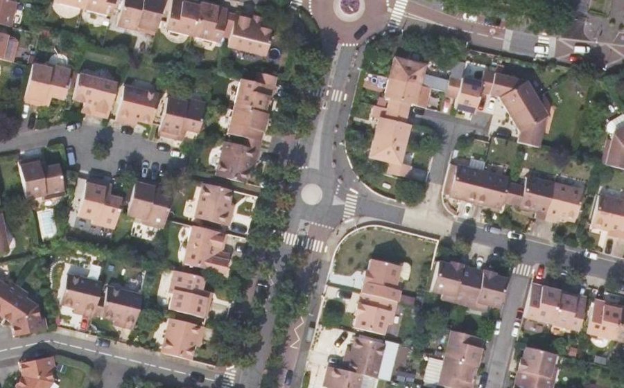 Vue aérienne du Rond-point anonyme n°84226890
