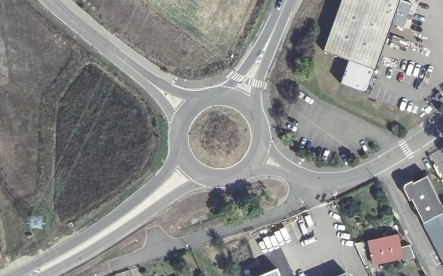 Vue aérienne du Rond-point anonyme n°842302894
