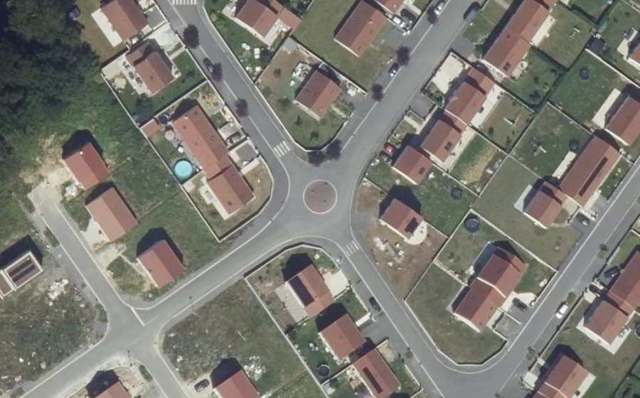 Vue aérienne du Rond-point anonyme n°842451326