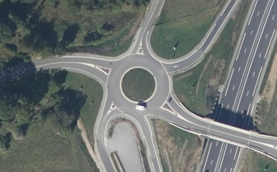 Vue aérienne du Rond-point anonyme n°842680503