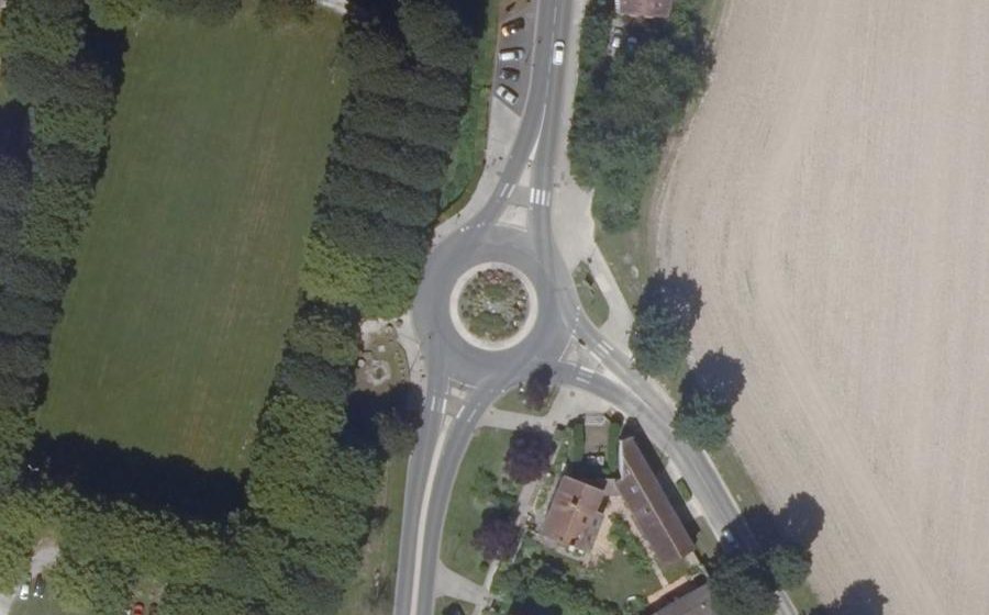 Vue aérienne du Rond-point anonyme n°84350814
