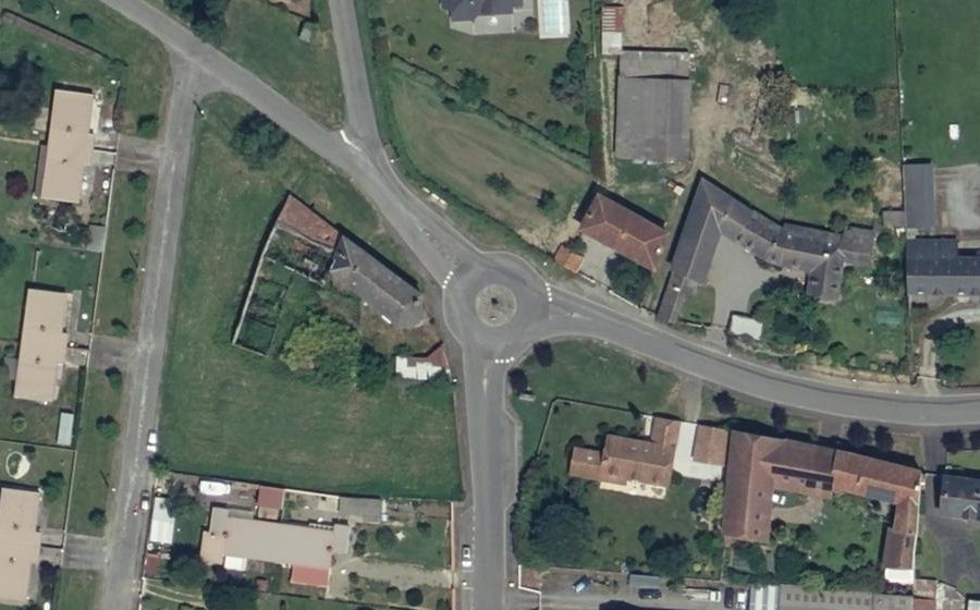 Vue aérienne du Rond-point anonyme n°84374797
