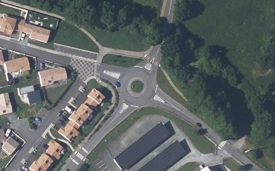 Vue aérienne du Rond-point anonyme n°843883862