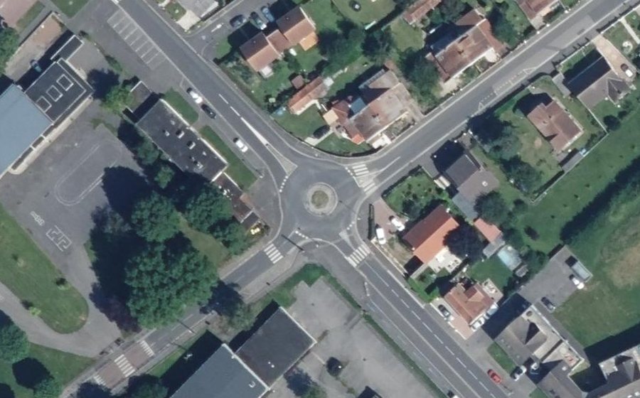 Vue aérienne du Rond-point anonyme n°844391574
