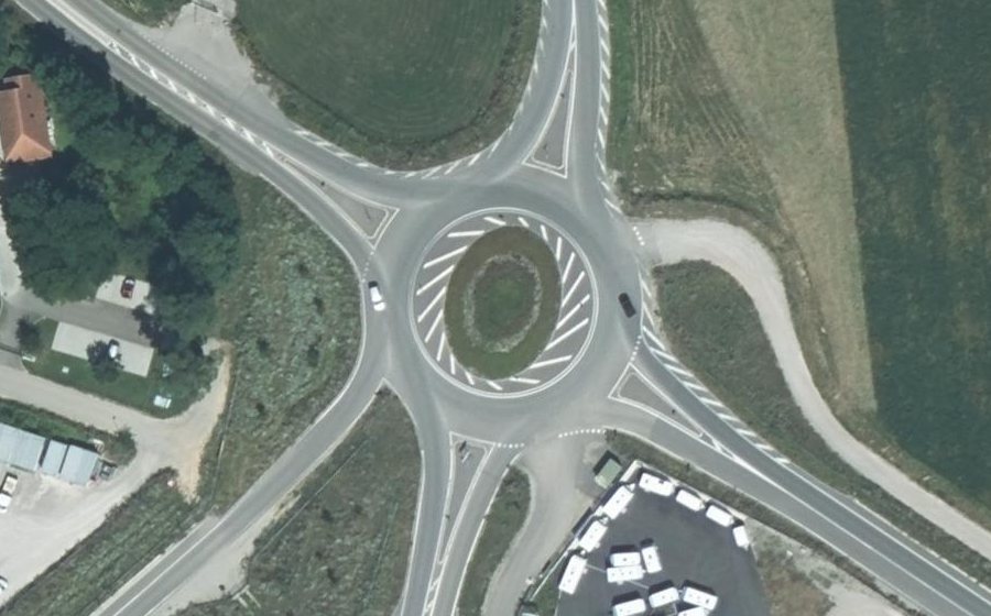 Vue aérienne du Rond-point anonyme n°844541178