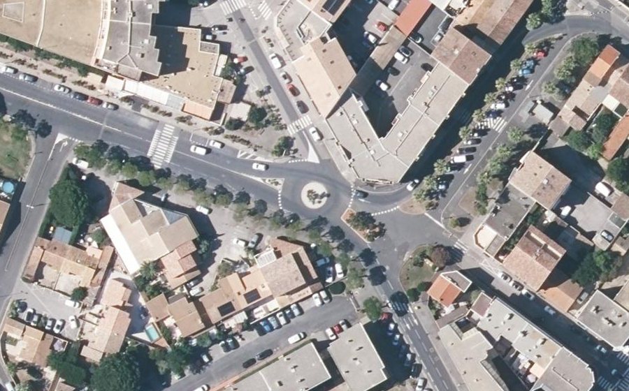 Vue aérienne du Rond-point anonyme n°84484857