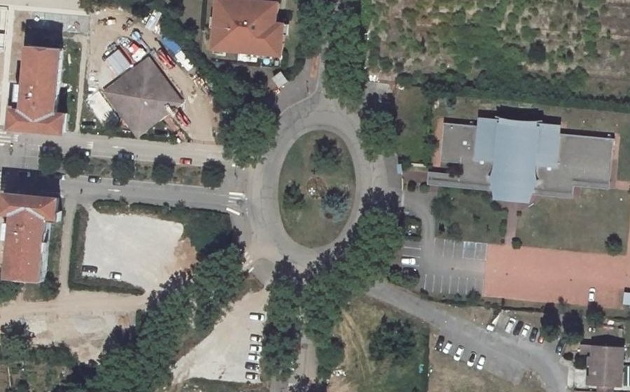Vue aérienne du Rond-point anonyme n°84488850