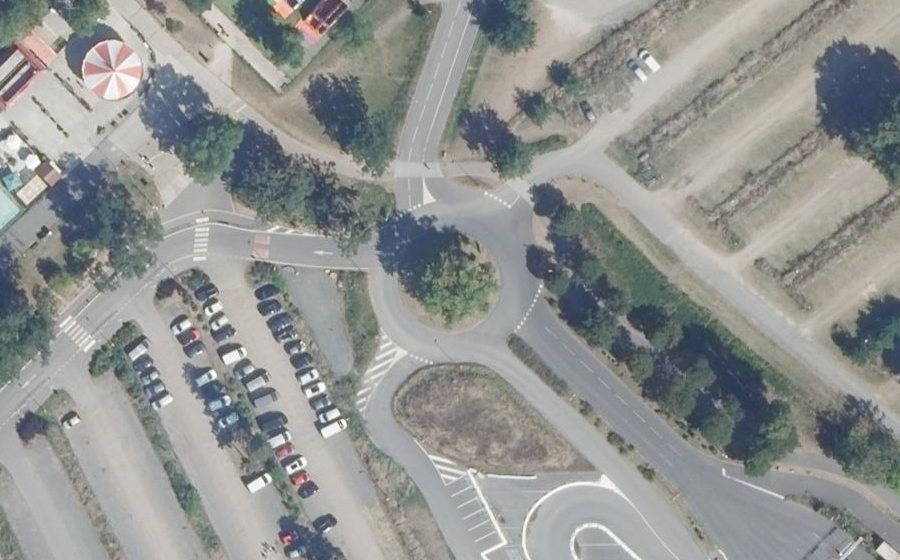 Vue aérienne du Rond-point anonyme n°84497299