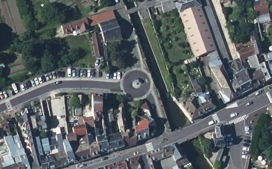 Vue aérienne du Rond-point anonyme n°845403095