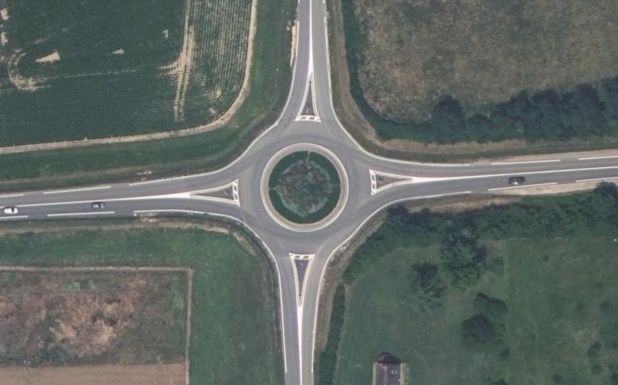 Vue aérienne du Rond-point anonyme n°84547248
