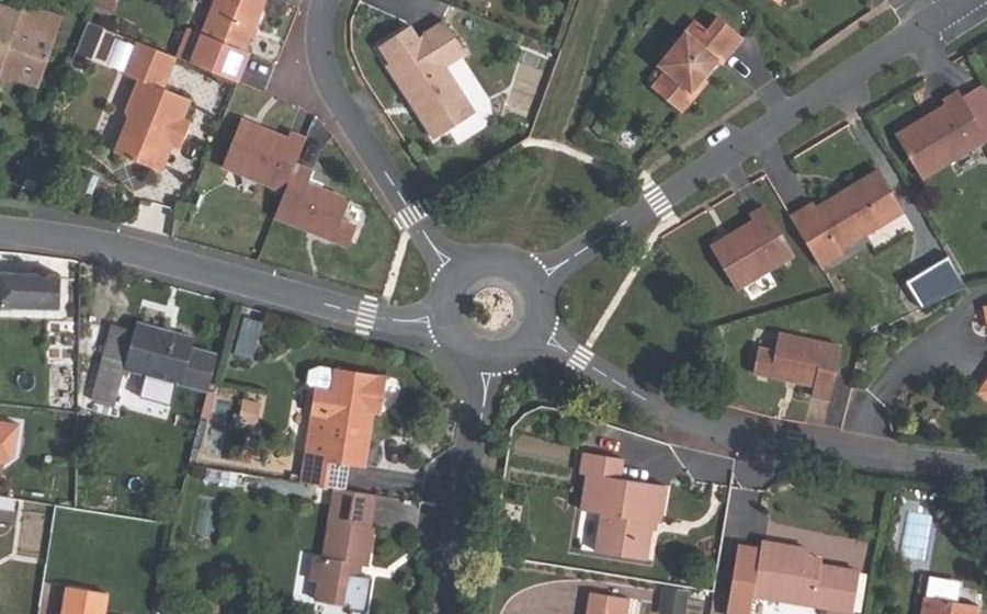 Vue aérienne du Rond-point anonyme n°84575312