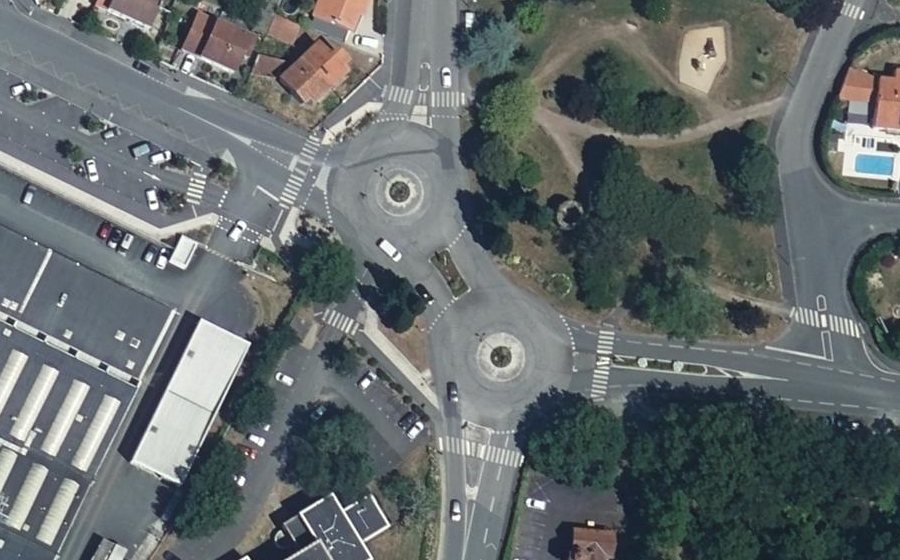 Vue aérienne du Rond-point anonyme n°84586373