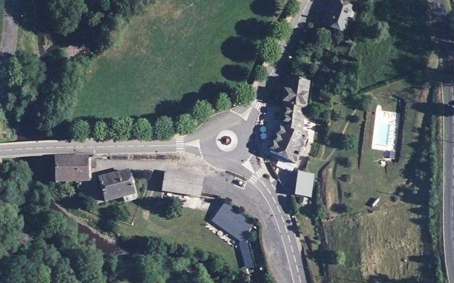 Vue aérienne du Rond-point anonyme n°84587516