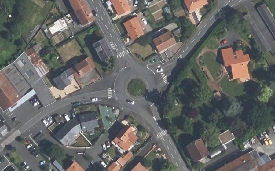 Vue aérienne du Rond-point anonyme n°84595298