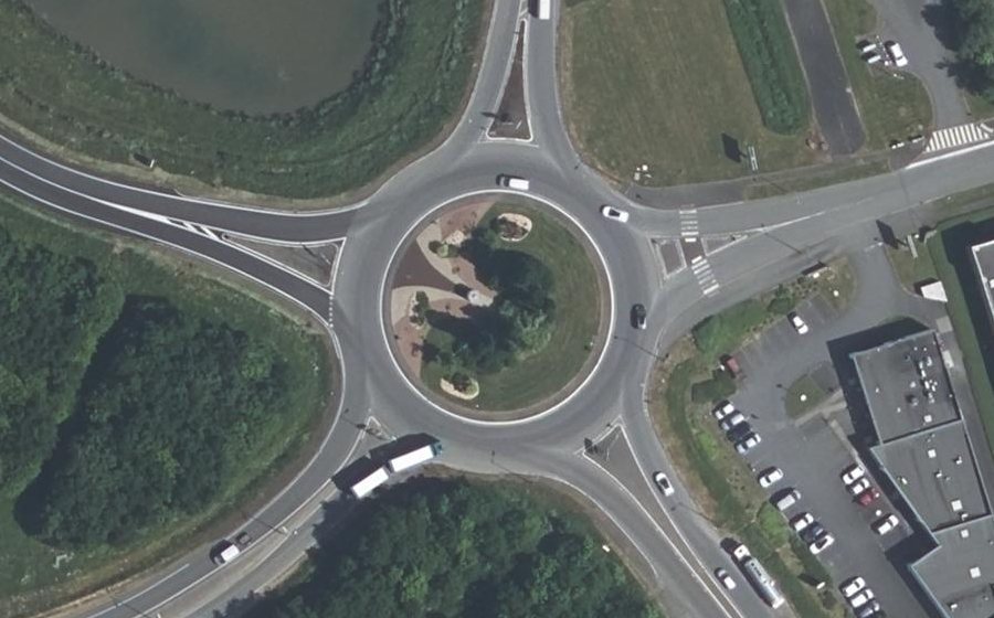 Vue aérienne du Rond-point anonyme n°84598170