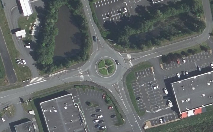 Vue aérienne du Rond-point anonyme n°84598171