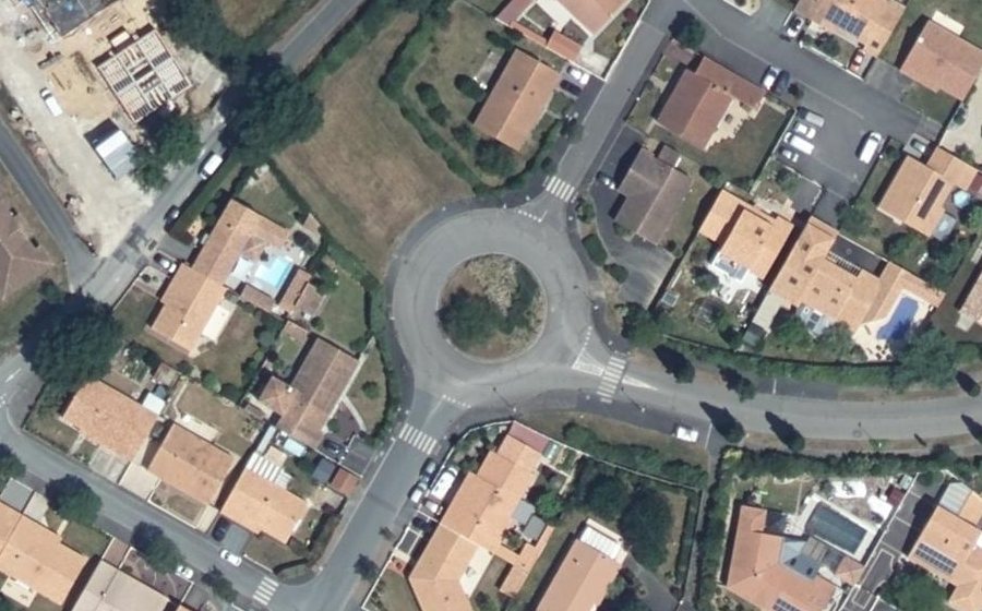 Vue aérienne du Rond-point anonyme n°84598801