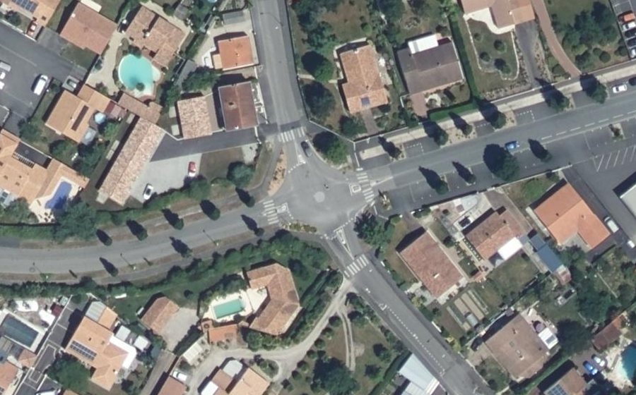 Vue aérienne du Rond-point anonyme n°84598829