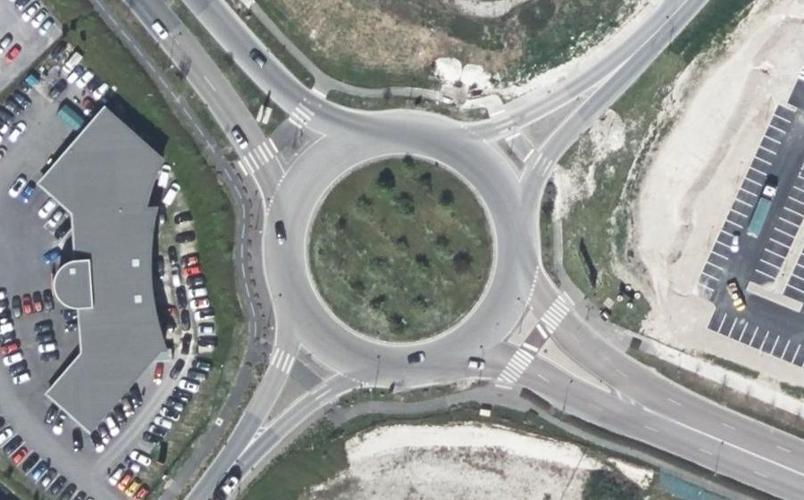 Vue aérienne du Rond-point anonyme n°84618361